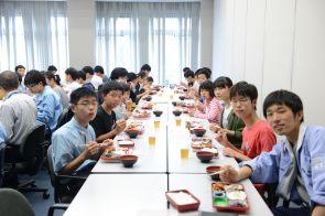 教員・大学院生と交流しながらの昼食