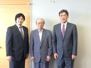 左から桂誠一郎准教授、末松安晴博士（研究成果の社会還元・普及事業推進委員会委員長）、 伊藤公平理工学部長