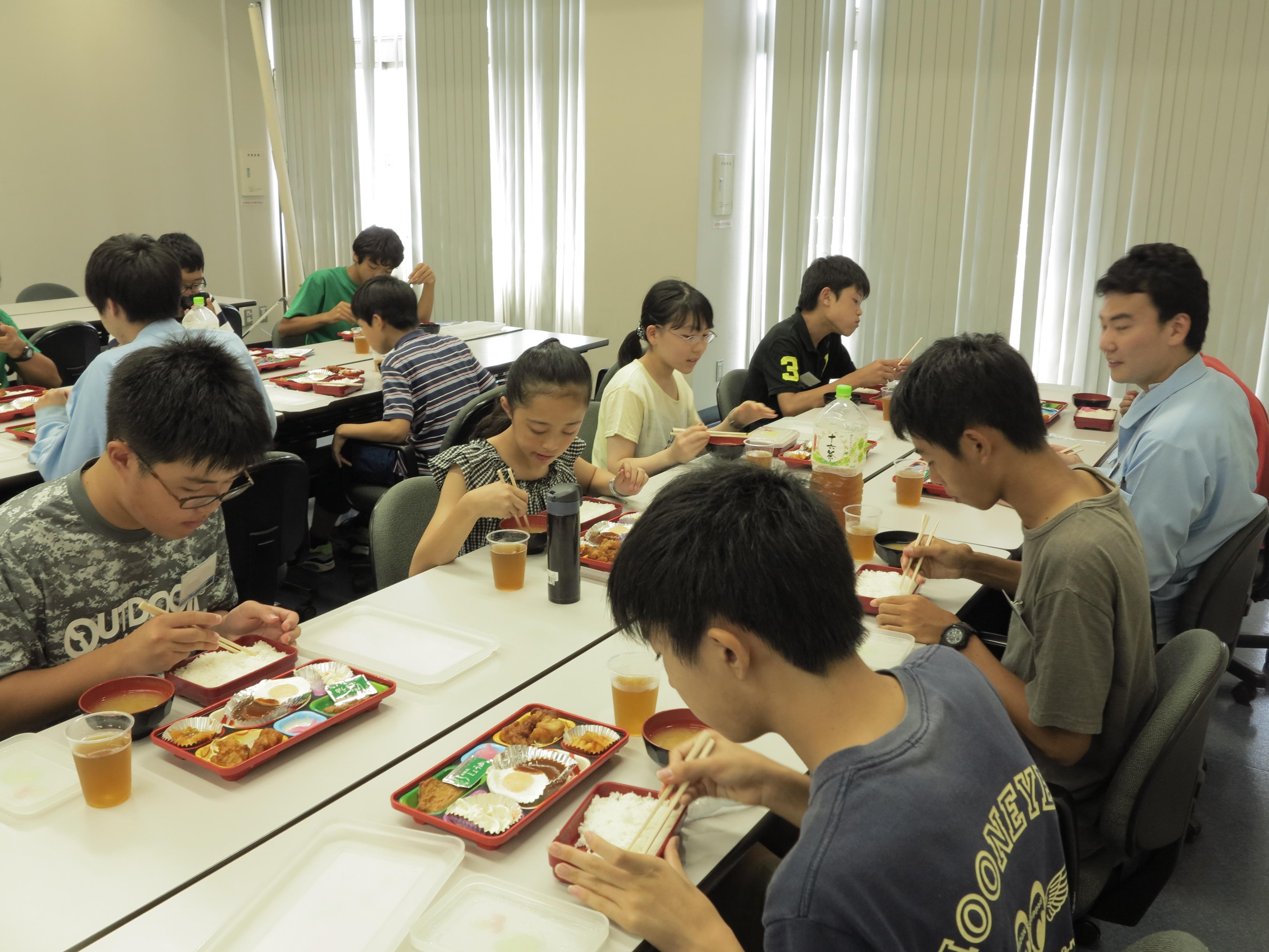 教員・大学院生と交流しながらの昼食