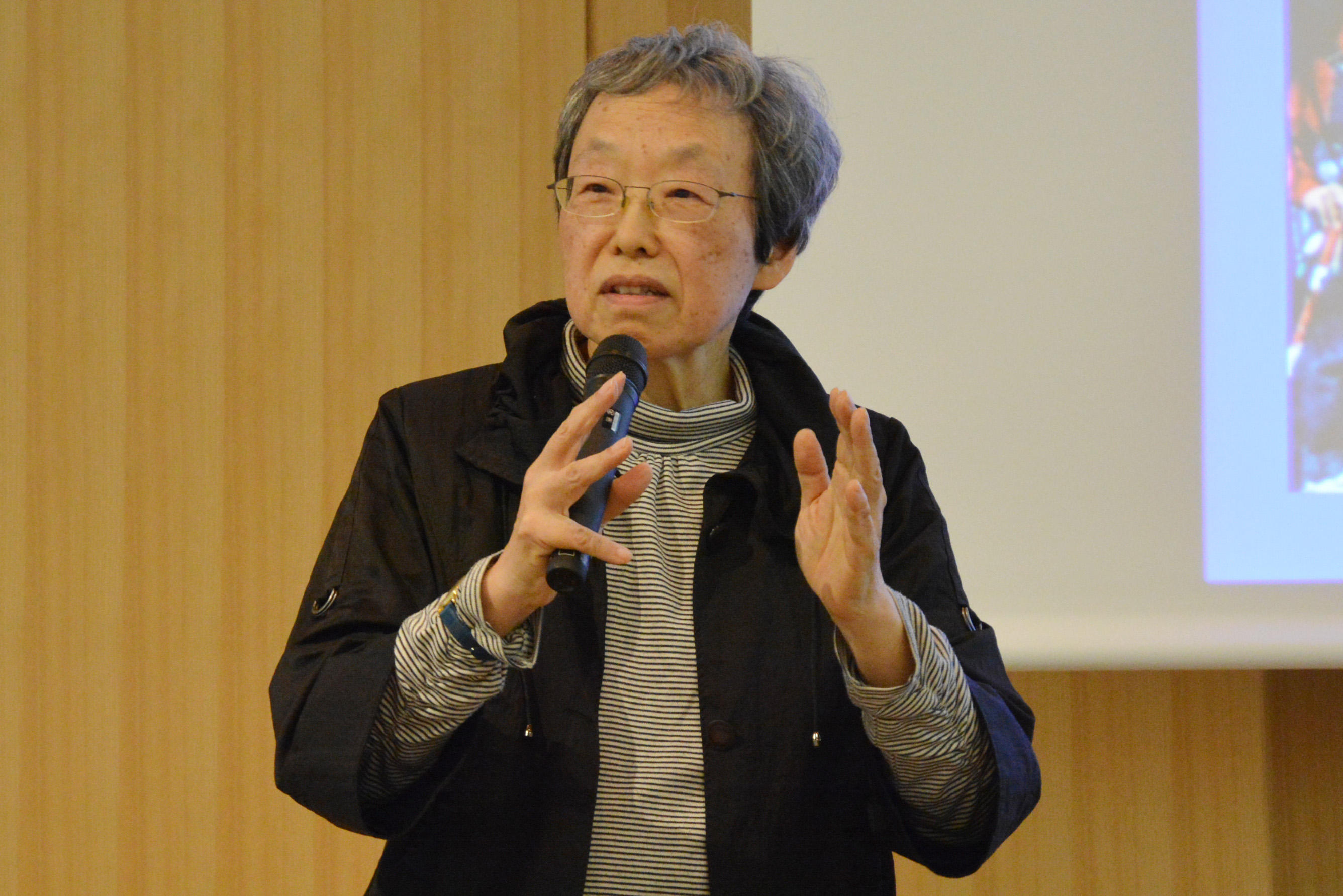 加藤　万里子　教授（外国語・総合教育教室）新星から超新星へ　-- 日吉での３３年