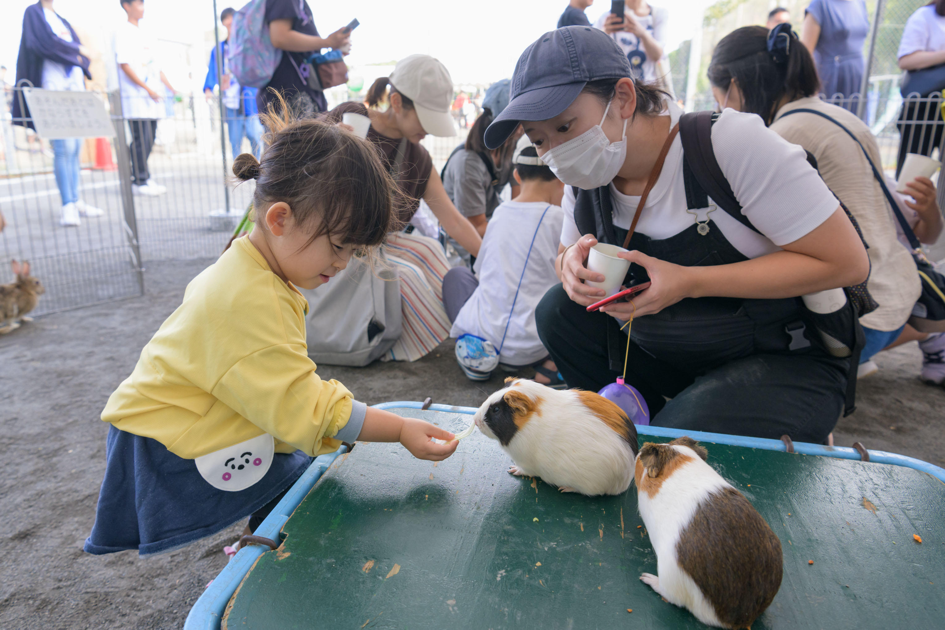 <center>動物園企画(アニマルズー)を楽しむ子供の様子</center>