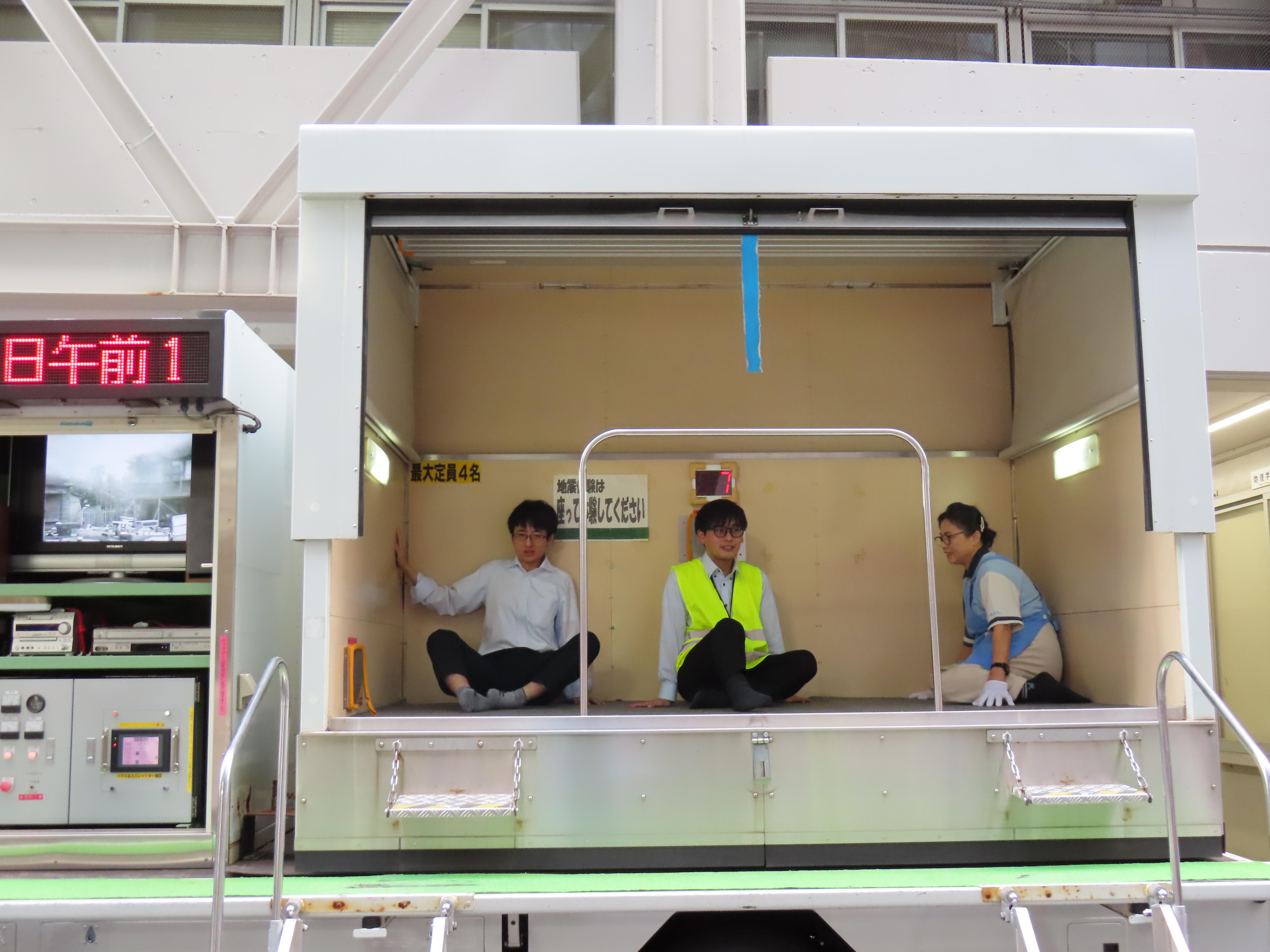 地震体験車による地震体験の様子
