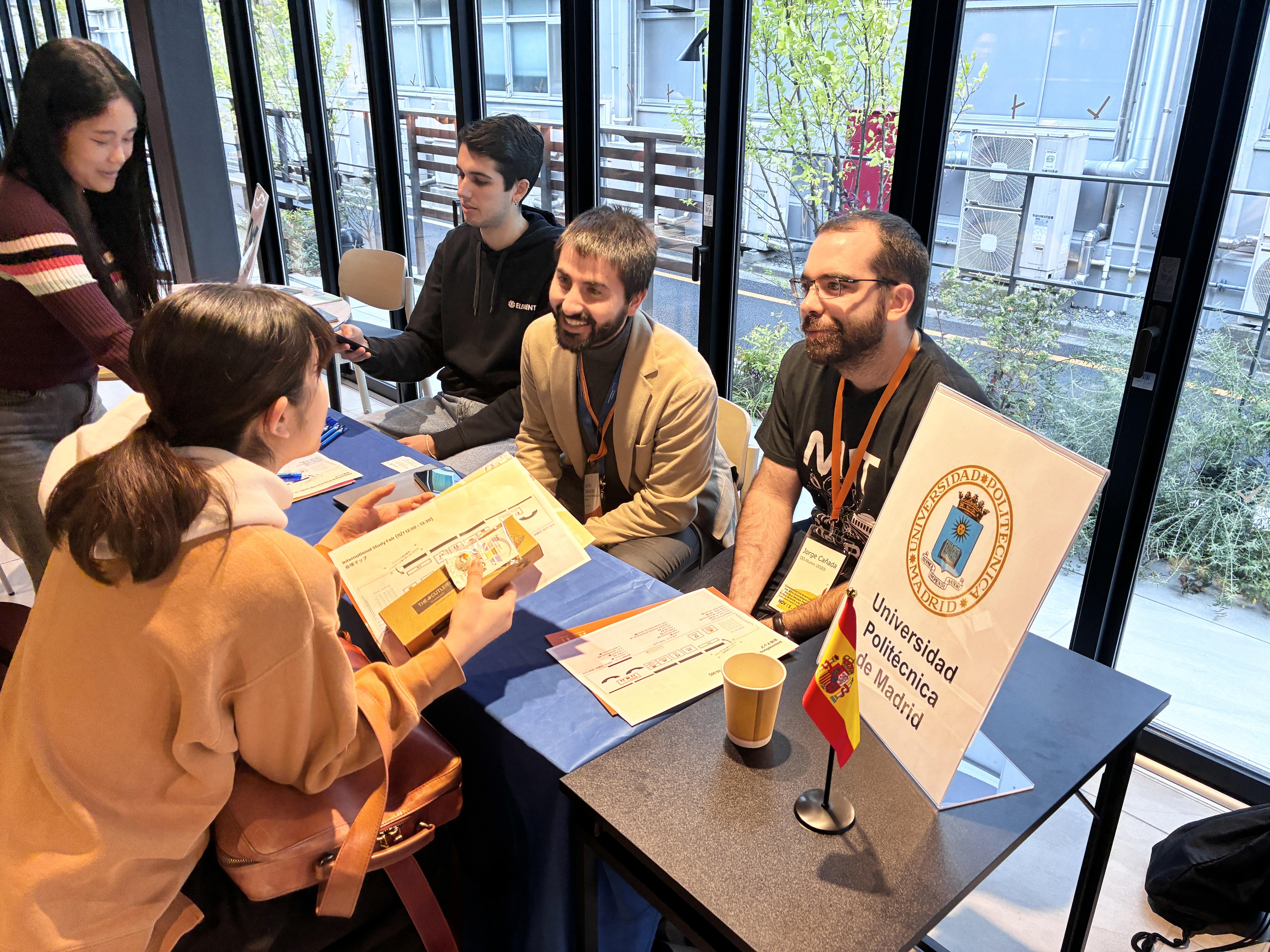 各大学担当者による個別相談ブースの様子