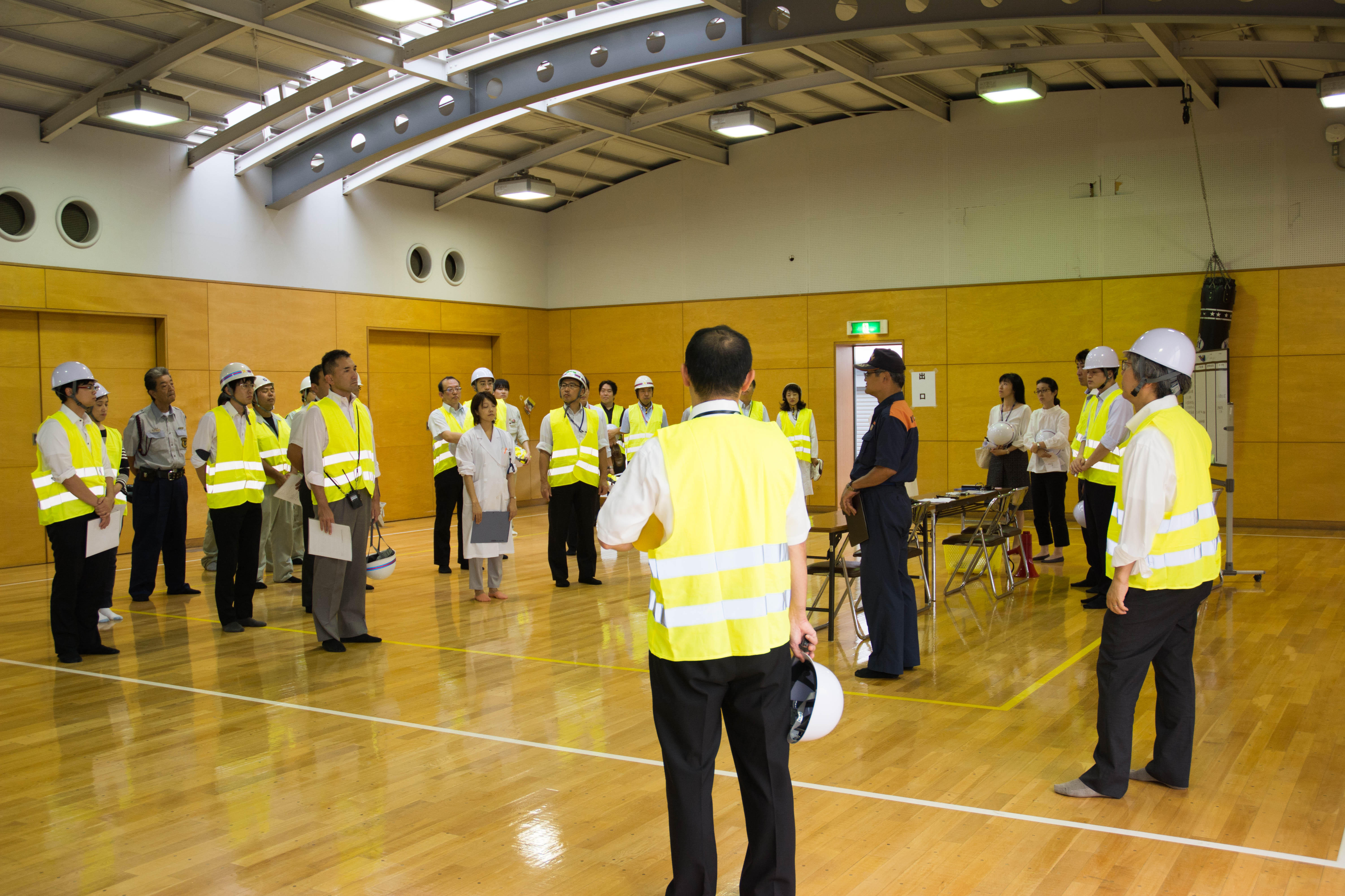 横浜市消防局港北消防署日吉消防出張所長の講評を聞く教職員