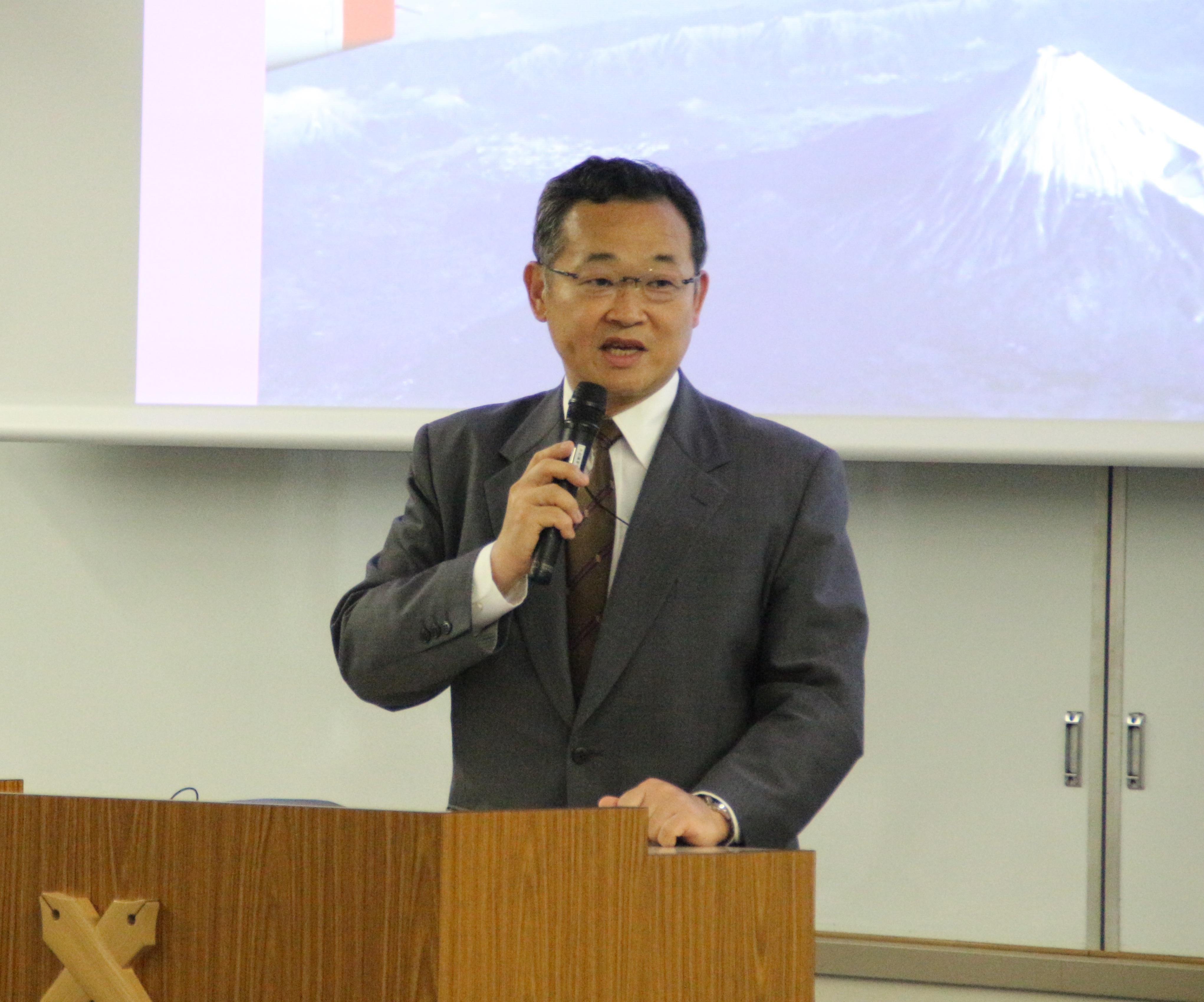 岡田学部長のミニシンポの開会の辞