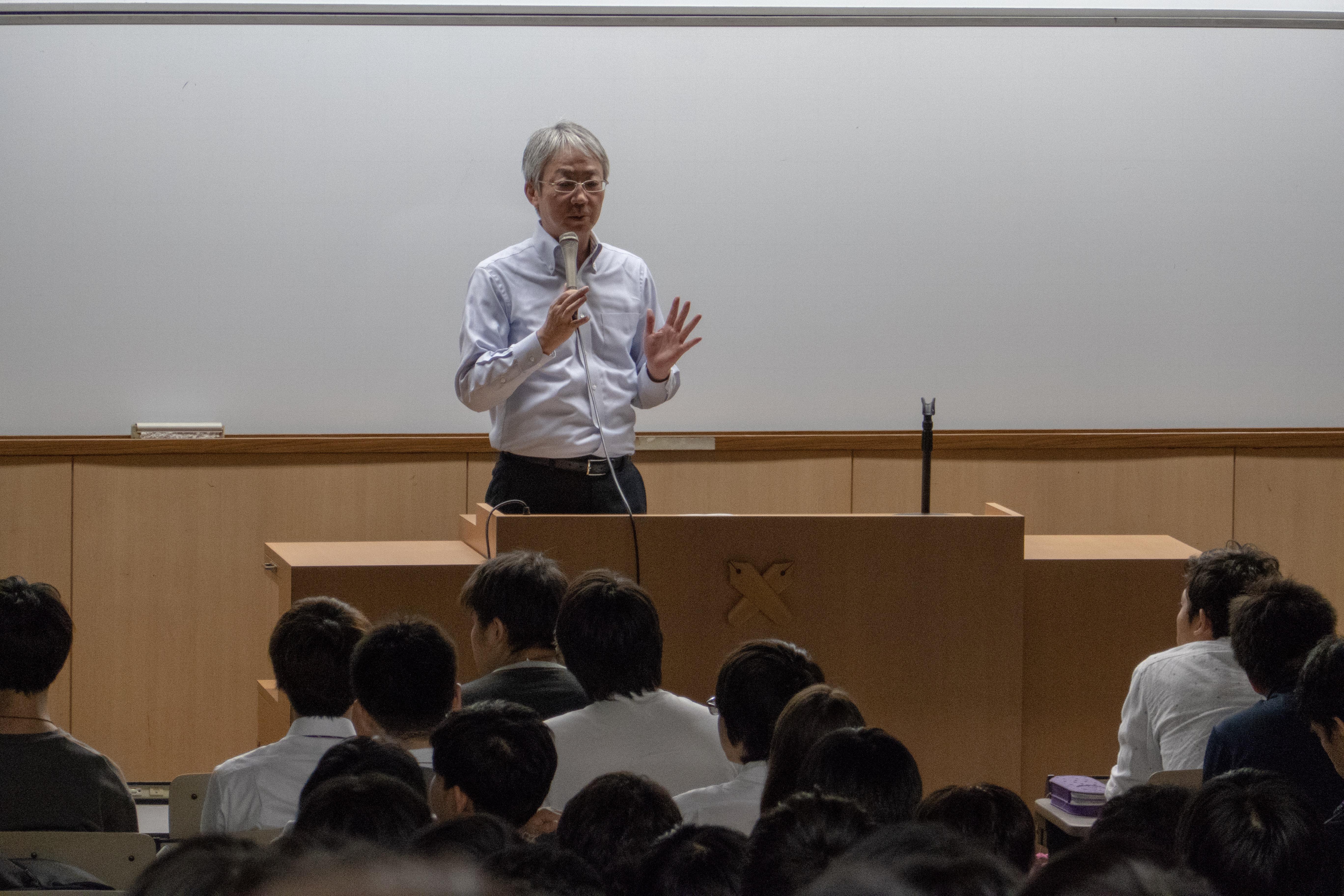 講演会で熱弁をふるう中村氏